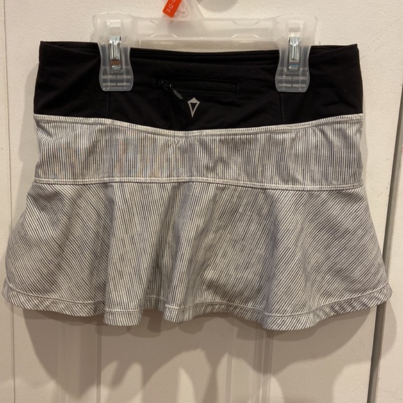 Ivivva Grey & White Striped Skort with Black Waistband - Picture 4 of 6